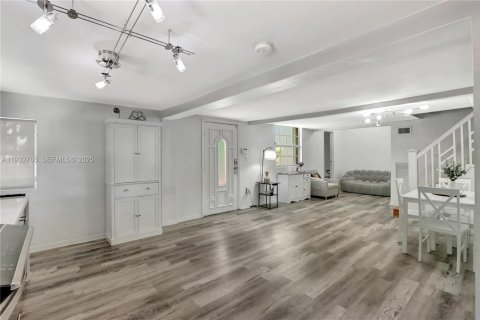 Casa en alquiler en Miami, Florida, 2 dormitorios, 133.97 m2 № 1991825 - foto 4