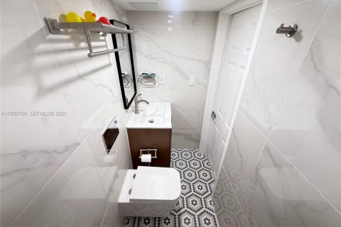 Casa en alquiler en Miami, Florida, 2 dormitorios, 133.97 m2 № 1991825 - foto 8