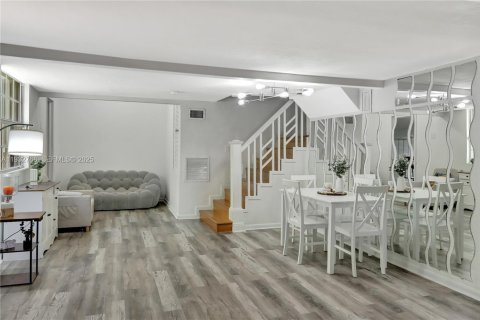 Casa en alquiler en Miami, Florida, 2 dormitorios, 133.97 m2 № 1991825 - foto 3