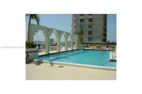 Condo in Miami, Florida, 2 bedrooms  № 1888850 - photo 4