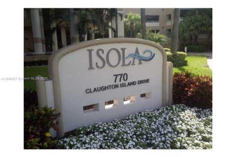 Condo in Miami, Florida, 2 bedrooms  № 1888850 - photo 1