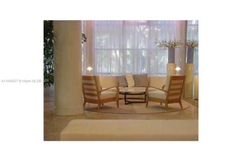Condo in Miami, Florida, 2 bedrooms  № 1888850 - photo 2