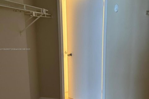 Condo in Miami, Florida, 2 bedrooms  № 1888850 - photo 12