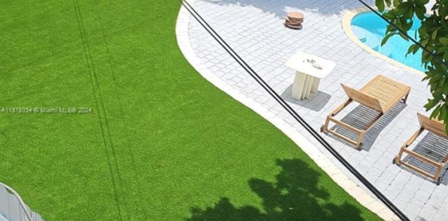 Дом в Эль Портал, Флорида 3 спальни, 219.25м2 № 1957820