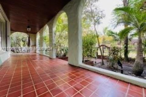 Снять в аренду виллу или дом в Эль Портал, Флорида 3 спальни, 219.25м2, № 1957820 - фото 8