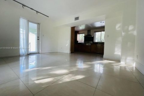 Снять в аренду виллу или дом в Эль Портал, Флорида 3 спальни, 219.25м2, № 1957820 - фото 5