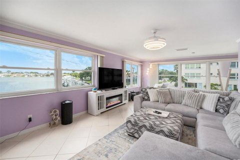 Condo in Gulfport, Florida, 2 bedrooms  № 1805347 - photo 12