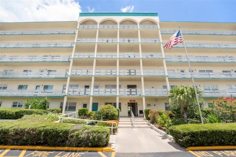 Condo in Gulfport, Florida, 2 bedrooms  № 1805347 - photo 3