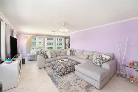 Condo in Gulfport, Florida, 2 bedrooms  № 1805347 - photo 13