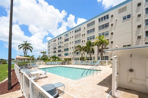 Condo in Gulfport, Florida, 2 bedrooms  № 1805347 - photo 29