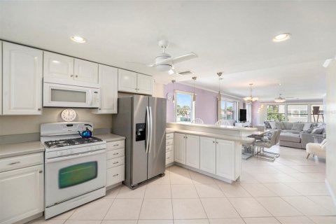 Condo in Gulfport, Florida, 2 bedrooms  № 1805347 - photo 5