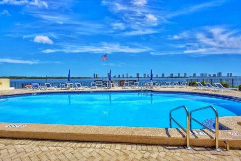 Condo in North Palm Beach, Florida, 2 bedrooms № 2176779 - photo 8