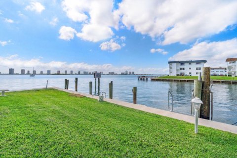 Condo in North Palm Beach, Florida, 2 bedrooms № 2176779 - photo 2