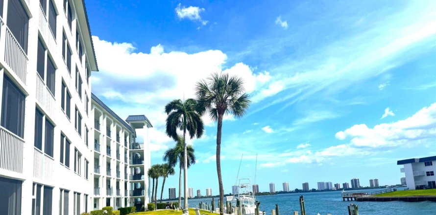 Condo in North Palm Beach, Florida, 2 bedrooms № 2176779