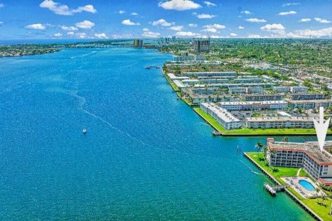 Condo in North Palm Beach, Florida, 2 bedrooms № 2176779 - photo 3