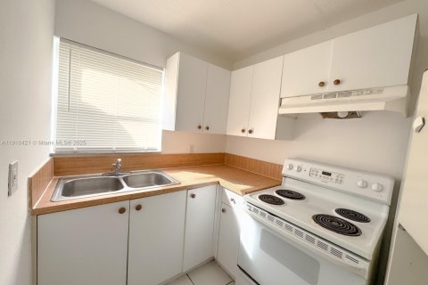 Снять в аренду виллу или дом в Форт-Лодердейл, Флорида 2 спальни, 133.78м2, № 1966589 - фото 3