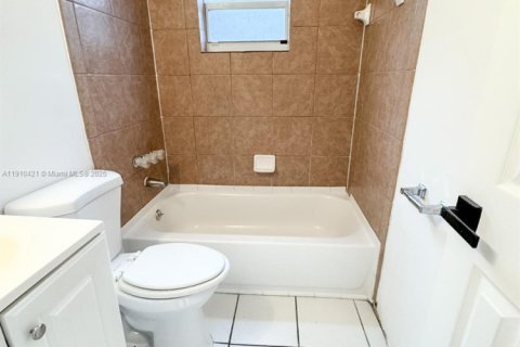 Снять в аренду виллу или дом в Форт-Лодердейл, Флорида 2 спальни, 133.78м2, № 1966589 - фото 8