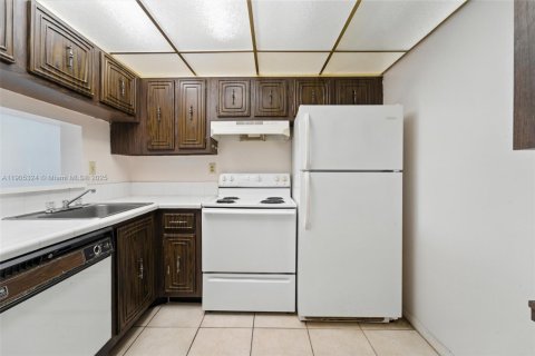 Снять в аренду кондоминиум в Майами, Флорида 1 спальня, 76.74м2, № 1956132 - фото 2