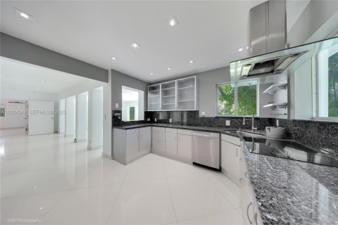 Villa ou maison à louer à Miami, Floride: 3 chambres, 215.72 m2 № 1982622 - photo 5