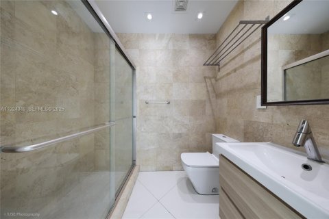 Villa ou maison à louer à Miami, Floride: 3 chambres, 215.72 m2 № 1982622 - photo 11