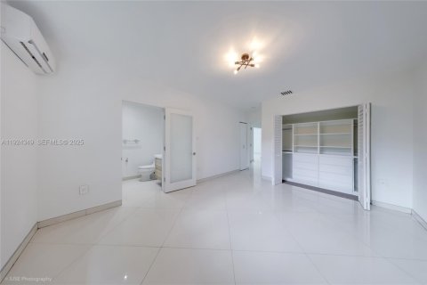 Villa ou maison à louer à Miami, Floride: 3 chambres, 215.72 m2 № 1982622 - photo 16
