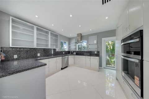 Villa ou maison à louer à Miami, Floride: 3 chambres, 215.72 m2 № 1982622 - photo 18