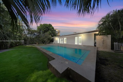 Villa ou maison à louer à Miami, Floride: 3 chambres, 215.72 m2 № 1982622 - photo 1