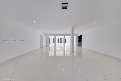 Villa ou maison à louer à Miami, Floride: 3 chambres, 215.72 m2 № 1982622 - photo 3