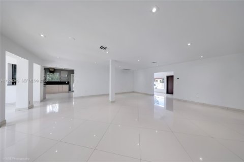 Villa ou maison à louer à Miami, Floride: 3 chambres, 215.72 m2 № 1982622 - photo 14