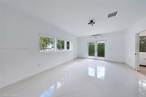 Villa ou maison à louer à Miami, Floride: 3 chambres, 215.72 m2 № 1982622 - photo 22