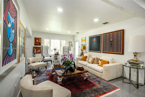 Casa en alquiler en Miami, Florida, 3 dormitorios, 235.79 m2 № 1972309 - foto 4