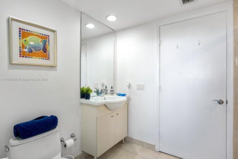 Condo in Hallandale Beach, Florida, 2 bedrooms  № 1728922 - photo 29