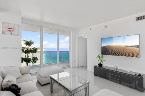 Condo in Hallandale Beach, Florida, 2 bedrooms  № 1728922 - photo 2