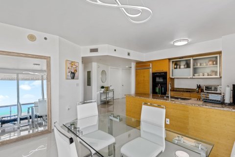 Condo in Hallandale Beach, Florida, 2 bedrooms  № 1728922 - photo 12