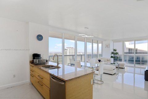 Condo in Hallandale Beach, Florida, 2 bedrooms  № 1728922 - photo 5