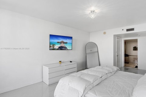 Condo in Hallandale Beach, Florida, 2 bedrooms  № 1728922 - photo 22