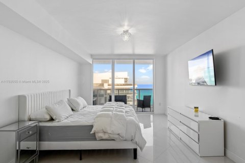 Condo in Hallandale Beach, Florida, 2 bedrooms  № 1728922 - photo 20