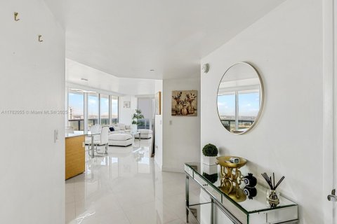 Condo in Hallandale Beach, Florida, 2 bedrooms  № 1728922 - photo 4