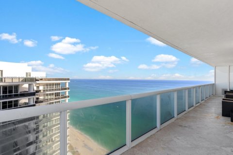 Condo in Hallandale Beach, Florida, 2 bedrooms  № 1728922 - photo 3