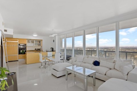 Condo in Hallandale Beach, Florida, 2 bedrooms  № 1728922 - photo 17