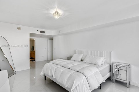 Condo in Hallandale Beach, Florida, 2 bedrooms  № 1728922 - photo 21