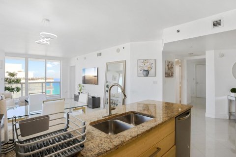 Condo in Hallandale Beach, Florida, 2 bedrooms  № 1728922 - photo 7