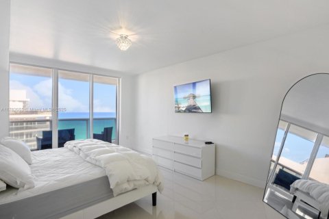 Condo in Hallandale Beach, Florida, 2 bedrooms  № 1728922 - photo 19