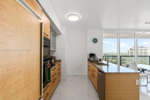 Condo in Hallandale Beach, Florida, 2 bedrooms  № 1728922 - photo 6