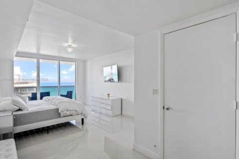 Condo in Hallandale Beach, Florida, 2 bedrooms  № 1728922 - photo 18