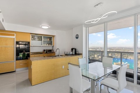 Condo in Hallandale Beach, Florida, 2 bedrooms  № 1728922 - photo 10