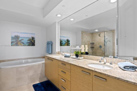 Condo in Hallandale Beach, Florida, 2 bedrooms  № 1728922 - photo 25