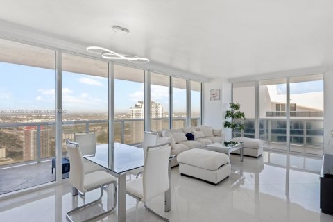 Condo in Hallandale Beach, Florida, 2 bedrooms  № 1728922 - photo 13