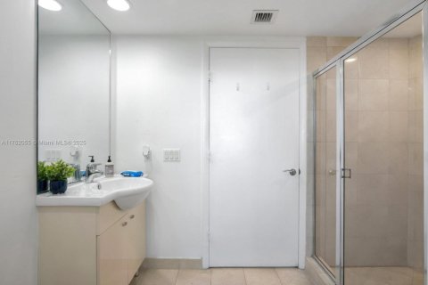 Condo in Hallandale Beach, Florida, 2 bedrooms  № 1728922 - photo 30