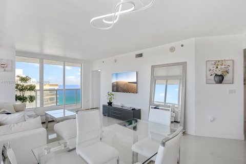 Condo in Hallandale Beach, Florida, 2 bedrooms  № 1728922 - photo 1